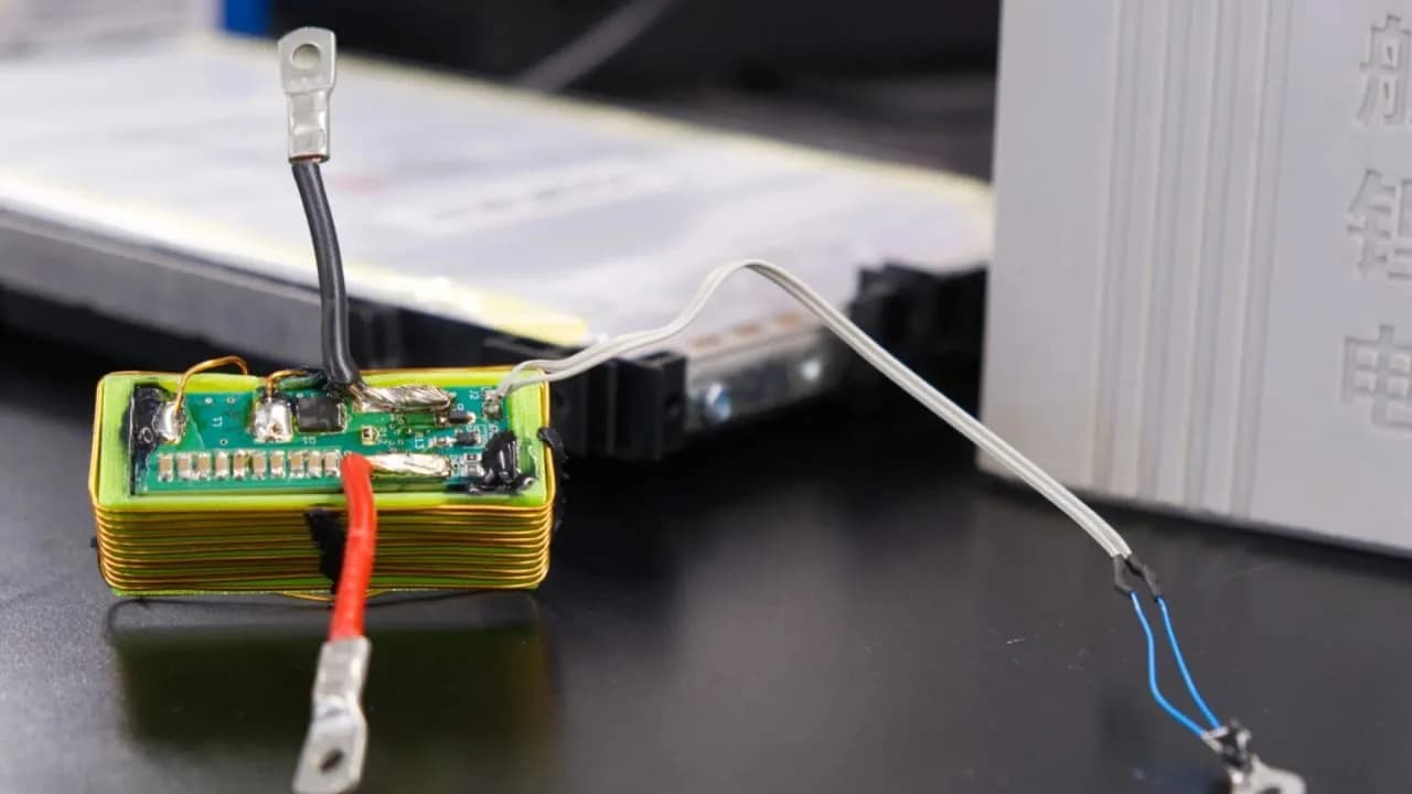 Entwicklung einer intelligenten Batterietechnologie ohne zusätzliche Kabel