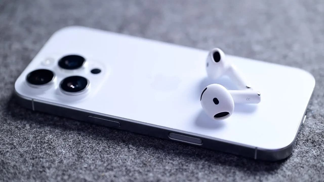 Apple plant für das Jubiläum des Unternehmens im Jahr 2027 die Einführung eines speziellen iPhone-Modells sowie von AirPods mit integrierter Kamera.
