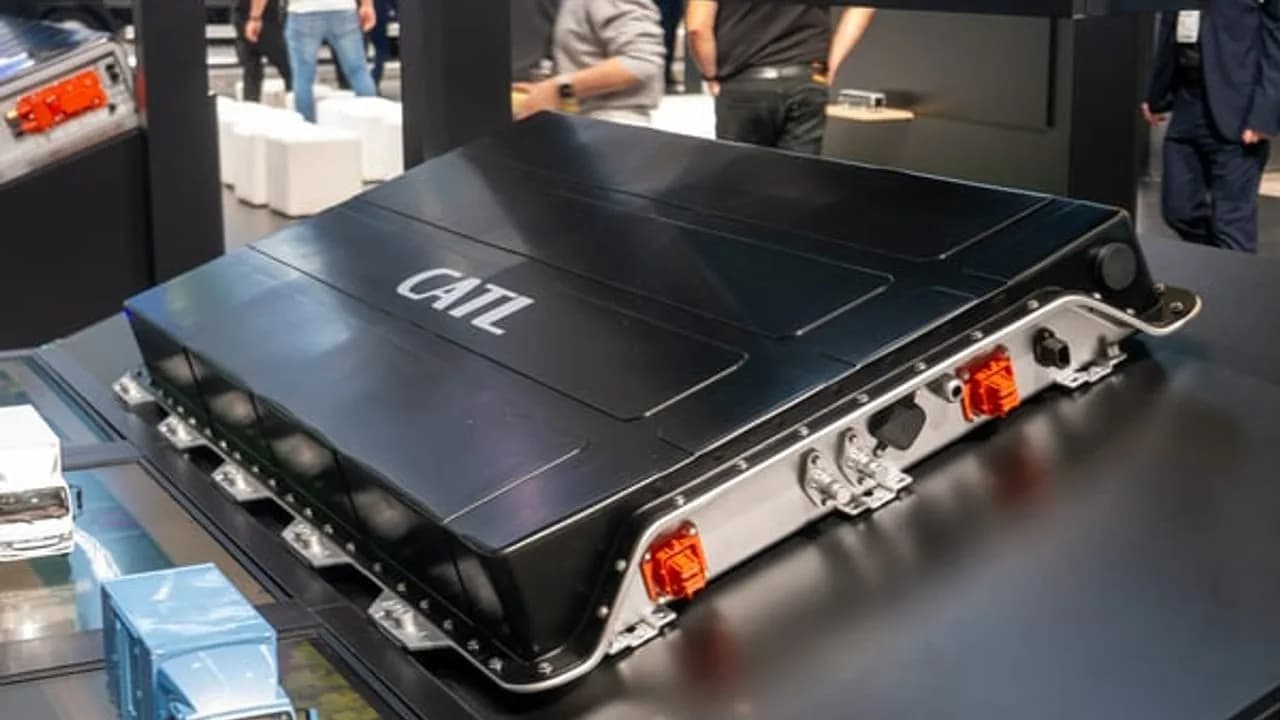 CATLs Rolle als globale Batterieführerschaft und die Bedeutung lokaler Behörden sowie industrieller Cluster