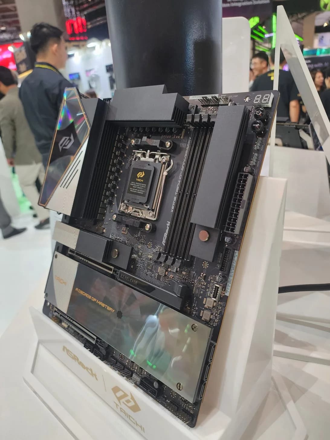 ASRock feiert Taichi-Brand-Jubiläum mit neuen Intel- und AMD-Mainboards, High-End-Monitoren, Dual-Pump-AIO-Kühlern und neuesten Grafikkarten