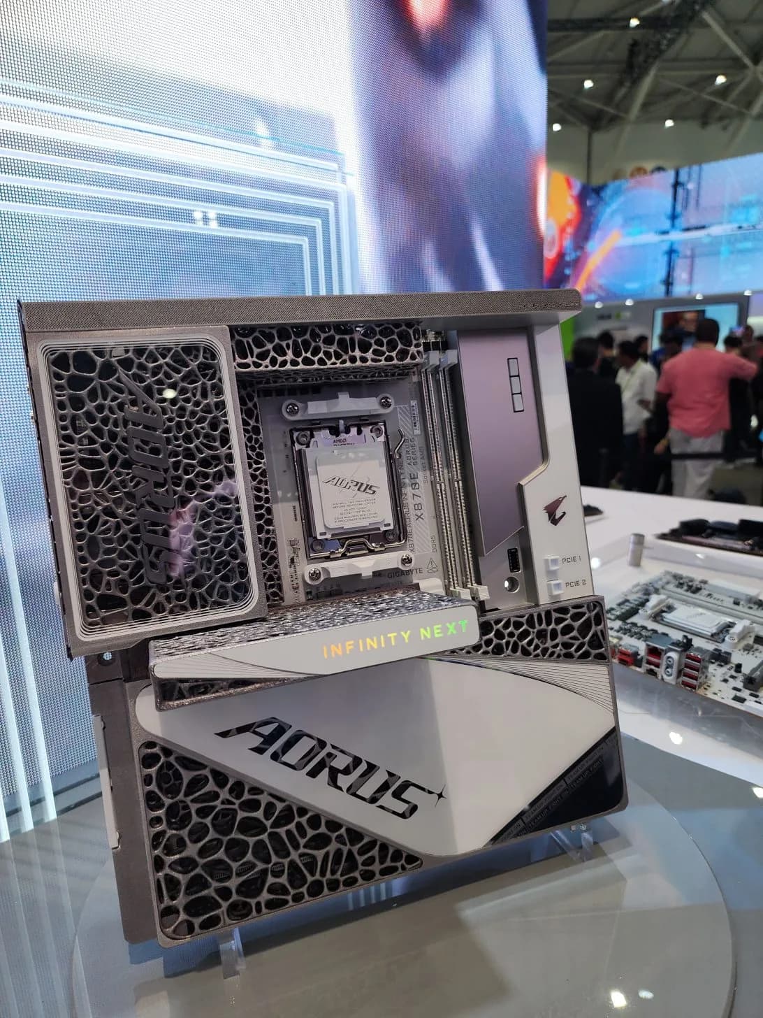 AORUS X870E Infinity Next: 64 Phasen, extreme Kühlung und Weltraum-inspiriertes 3D-Druck-Design