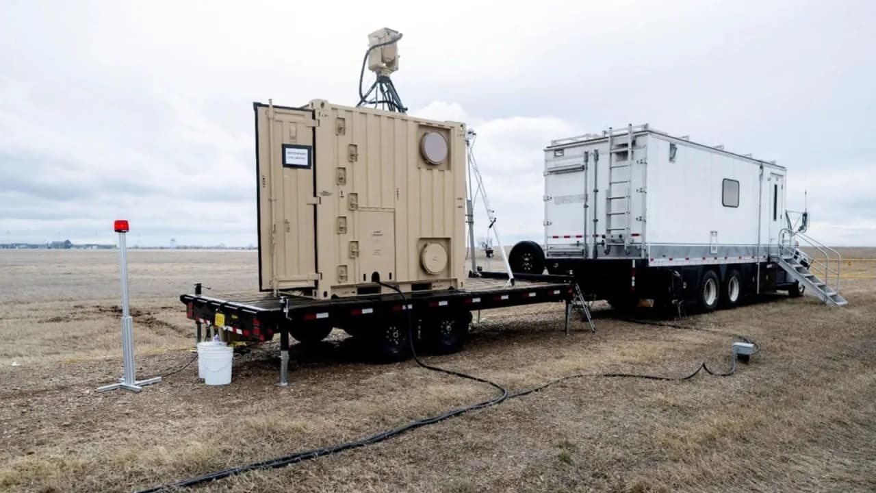 US-amerikanisches Dual-Purpose-Lasersystem: Simultane drahtlose Energieübertragung und Drohnenabwehr