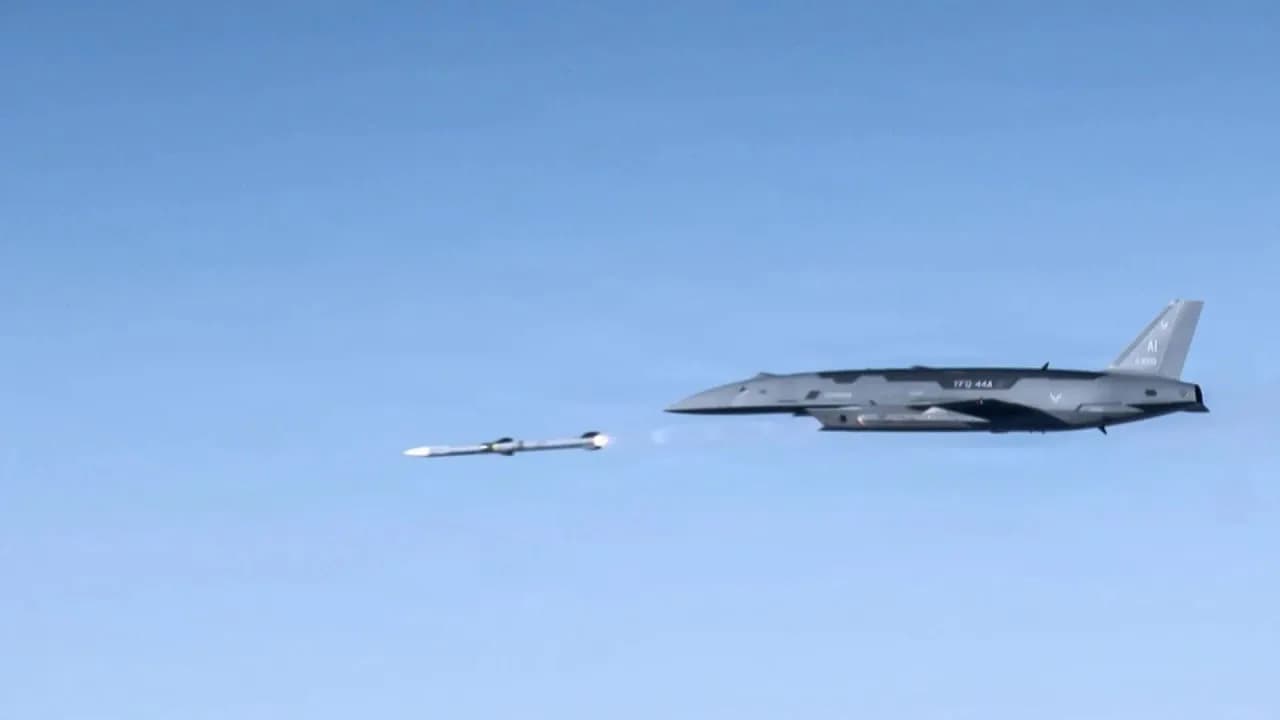 US Air Force feuert erste Rakete von Anduril YFQ-44A Drohne ab