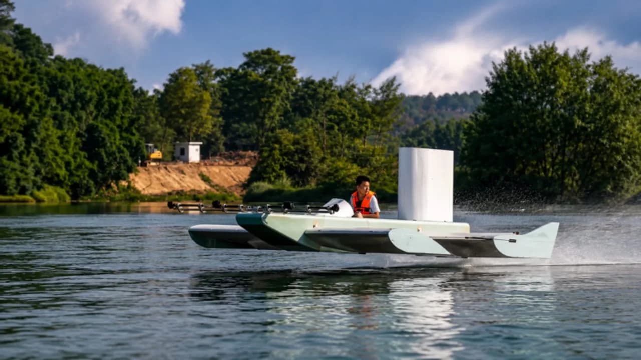 100 Tage lang entwickelter riesiger ferngesteuerter ekranoplan gleitet über dem Wasser