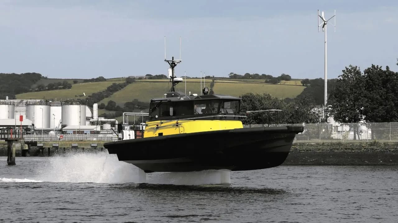Weltweit erstes vollständig elektrisches Hydrofoil-Leitboot geht ins Wasser