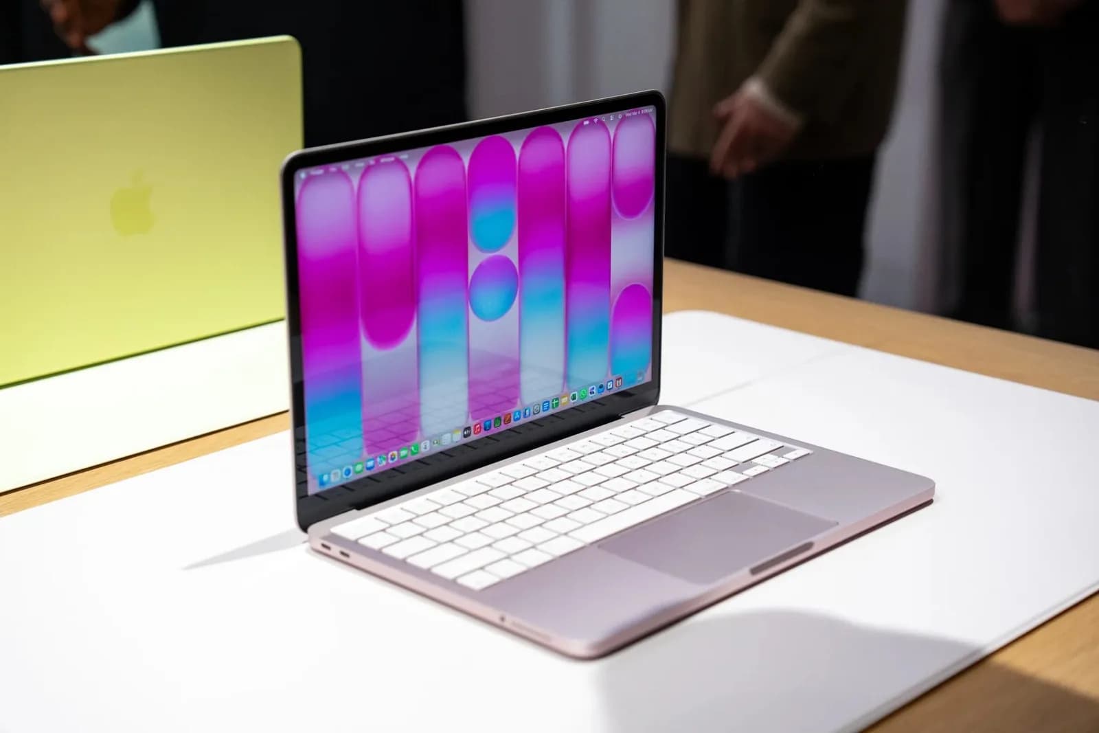 Apple plant versteckten Preisanstieg beim MacBook Neo durch Wegfall des 599-Dollar-Modells und neue Farbvarianten
