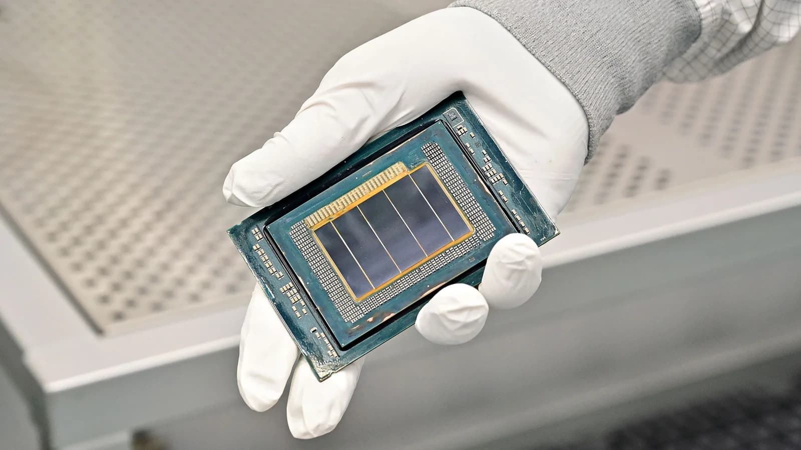 Steigende Anforderungen an CPUs für KI-Workloads führen zu akuten Engpässen und Preisanstiegen – Intel verlagert die Produktion bereits von Consumer-Chips auf Xeon, da Inferenz-Workloads das Verhältnis von Server-CPUs zu GPUs wieder angleichen.