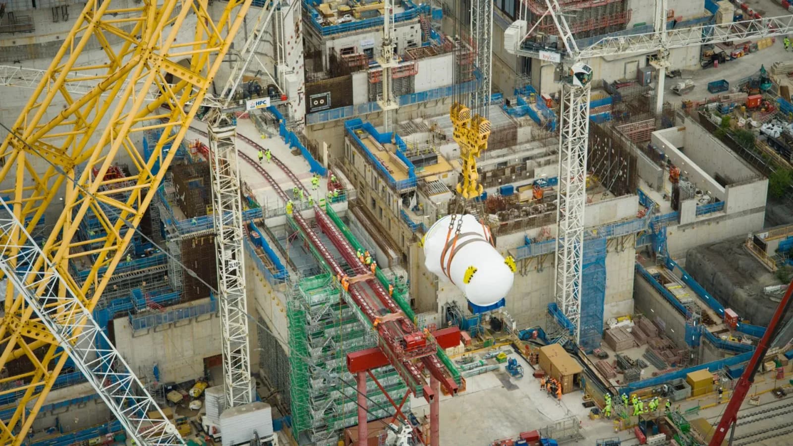 Weltgrößter Kran setzt Kernkraftwerk am Hinkley Point C in Betrieb