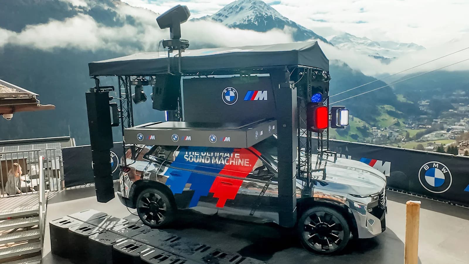 BMW präsentiert aufprallfesten DJ-Booth im aufwendig dekorierten XM