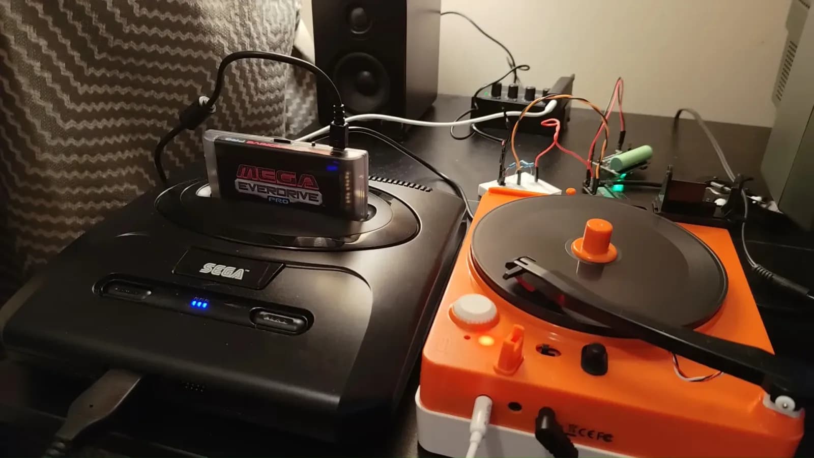 Retro-Gamer versucht, Sega-Genesis-Spiele von einem Plattenspieler zu laden: Selbst Mega EverDrive Pro und Pi Pico 2 scheitern an den physikalischen Grenzen des Tonabnehmers