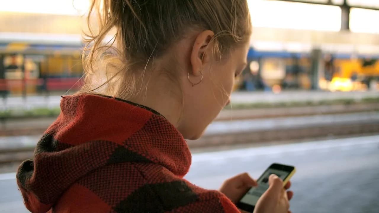 Vereinigtes Königreich verhängt ein komplettes Verbot sozialer Medien für Kinder unter 16 Jahren.