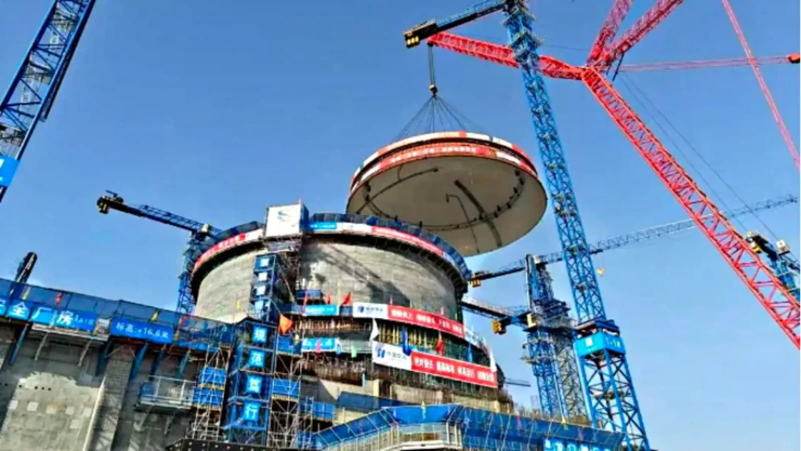 Installation eines inneren Domes am Kernreaktor der Shidaowan Einheit 1 in China