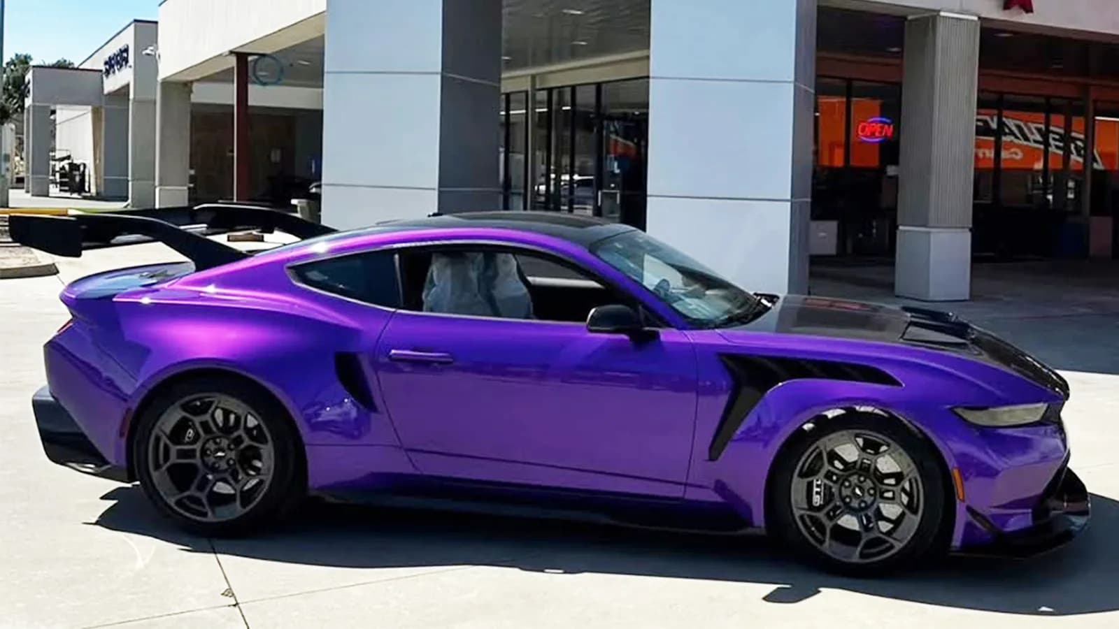 Ford's 320.000-Dollar Mustang GTD wird in den Lackierkabinen anderer Marken gezeigt | Carscoops