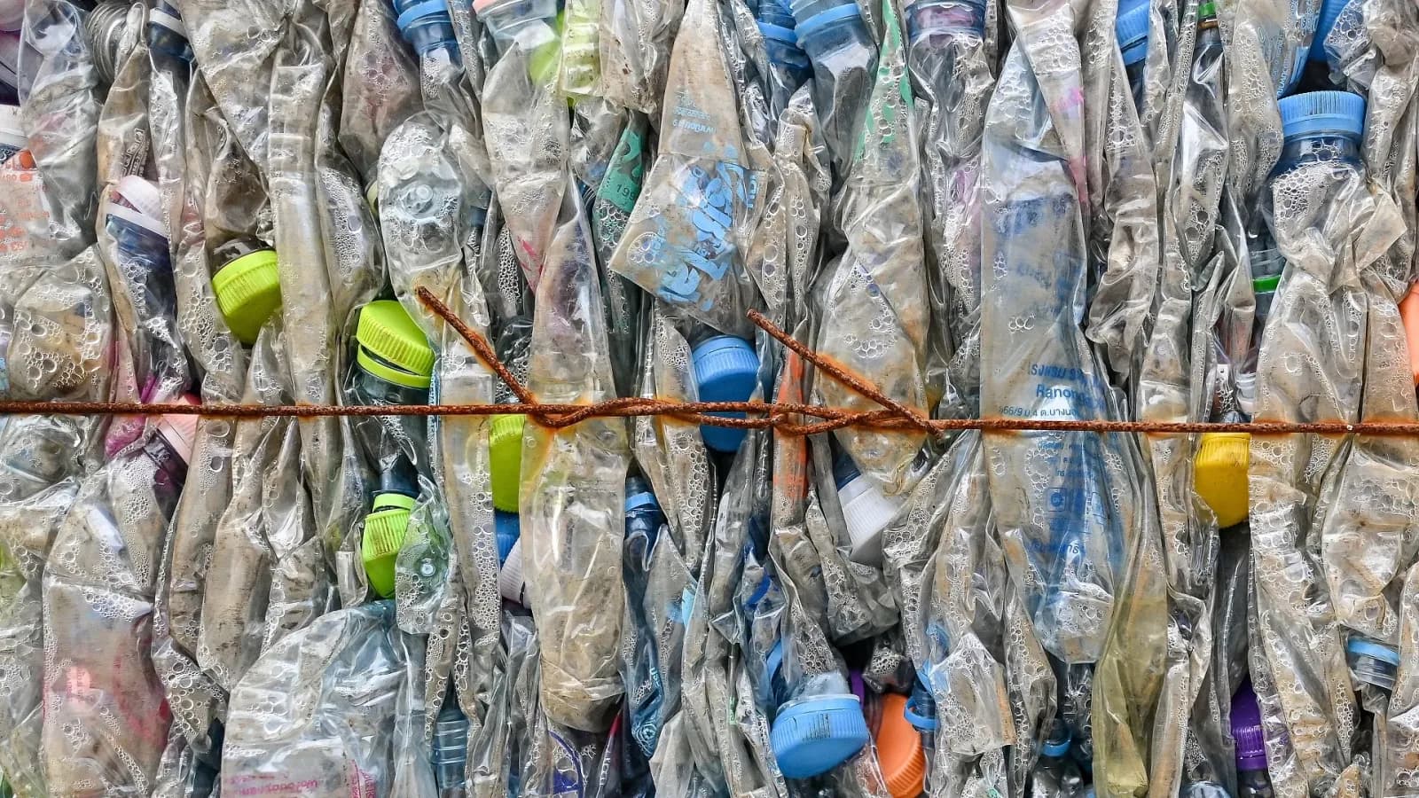 Alte Batteriesäure wandelt Plastik in Industriechemikalien um