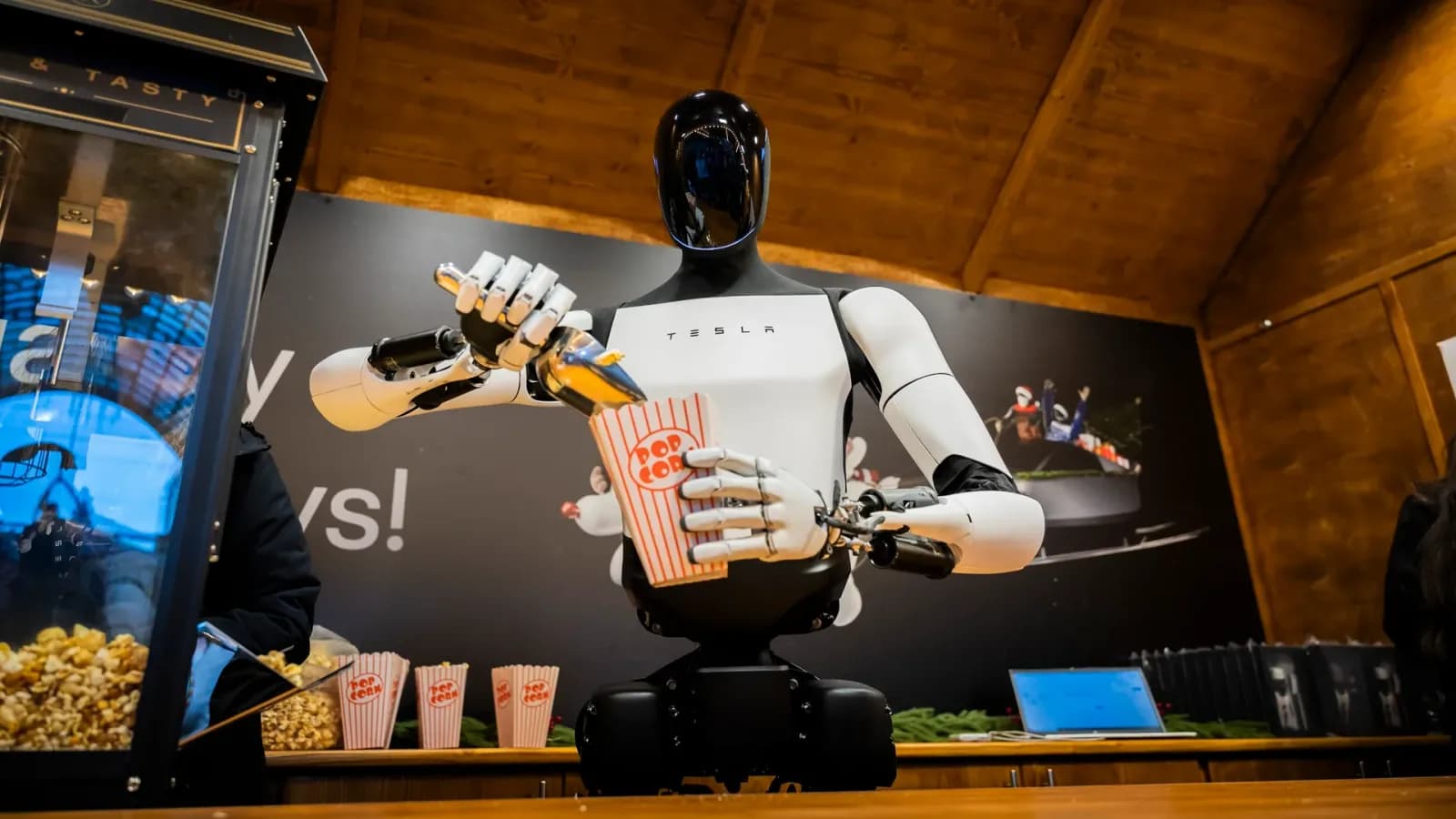 Teslas humanoider Roboter Optimus jubelt auf dem Boston Marathon