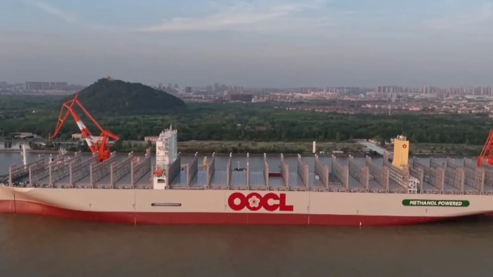 Weltweit erstes 24.000-TEU-Methanol-Schiff startet Seetests
