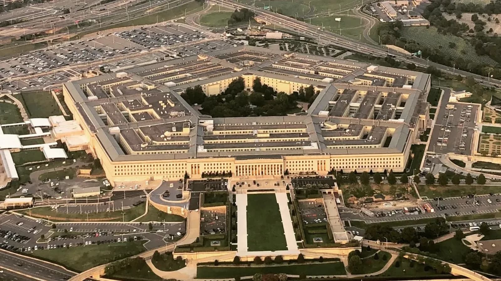 Pentagon AI-Geschäfte bringen NVIDIA- und Microsoft-Tools in geheime Systeme