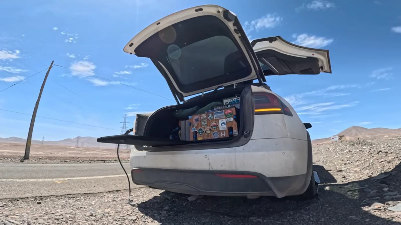 YouTuber nutzt Dach-Solarstrom, als Tesla in der chilenischen Wüste auf 0% fällt