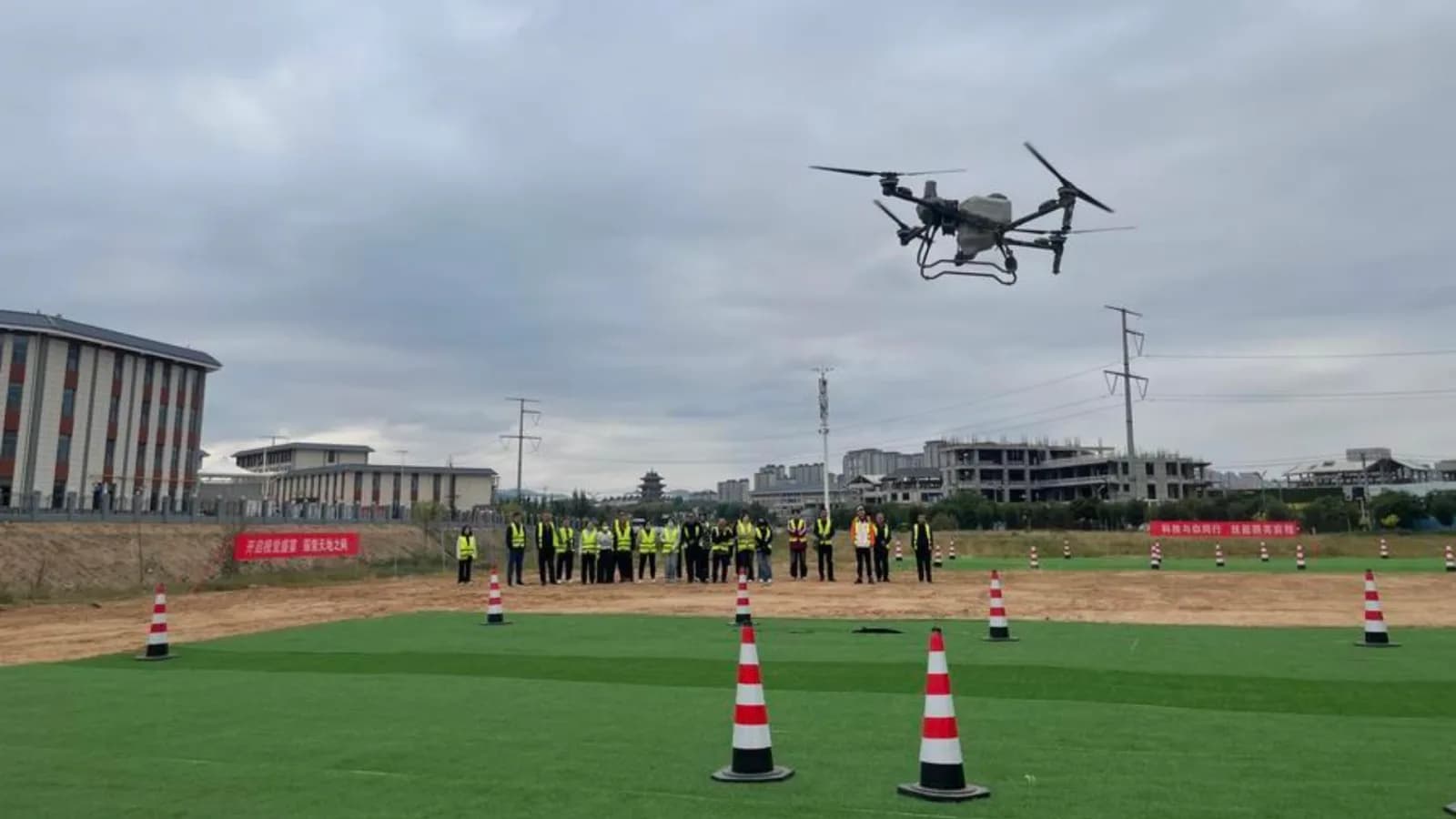 China präsentiert Mikrowellenstrahl zur Energieversorgung von Drohnen im Flug