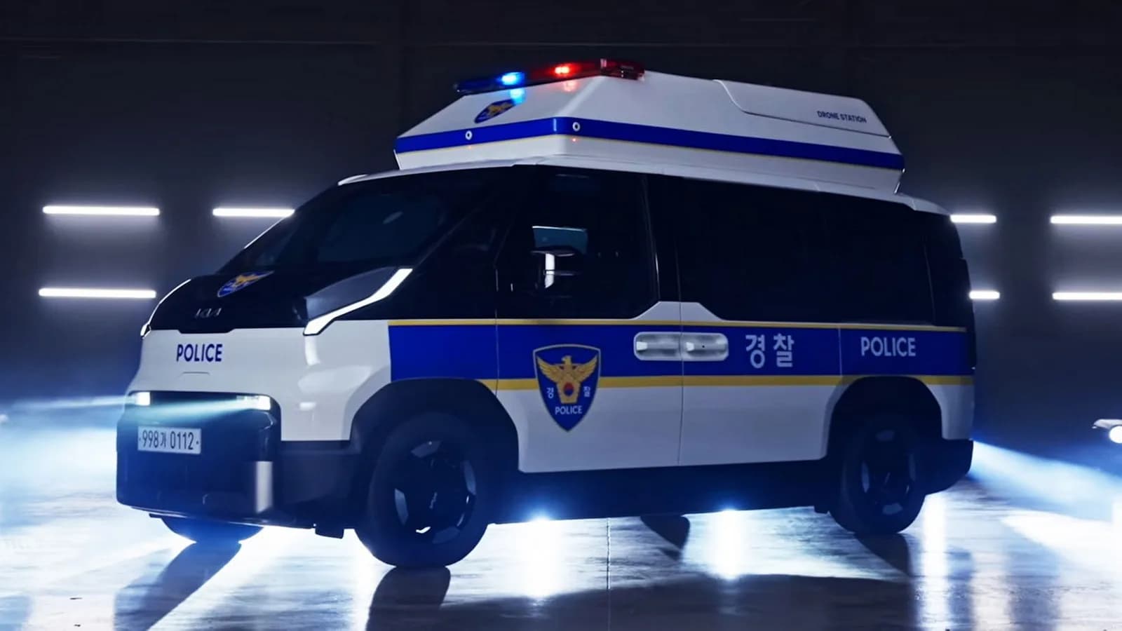 Kronreif-Vics-Polizei jagt Verdächtige am Boden. Kias Polizeifahrzeug verfolgt sie aus der Luft | Carscoops