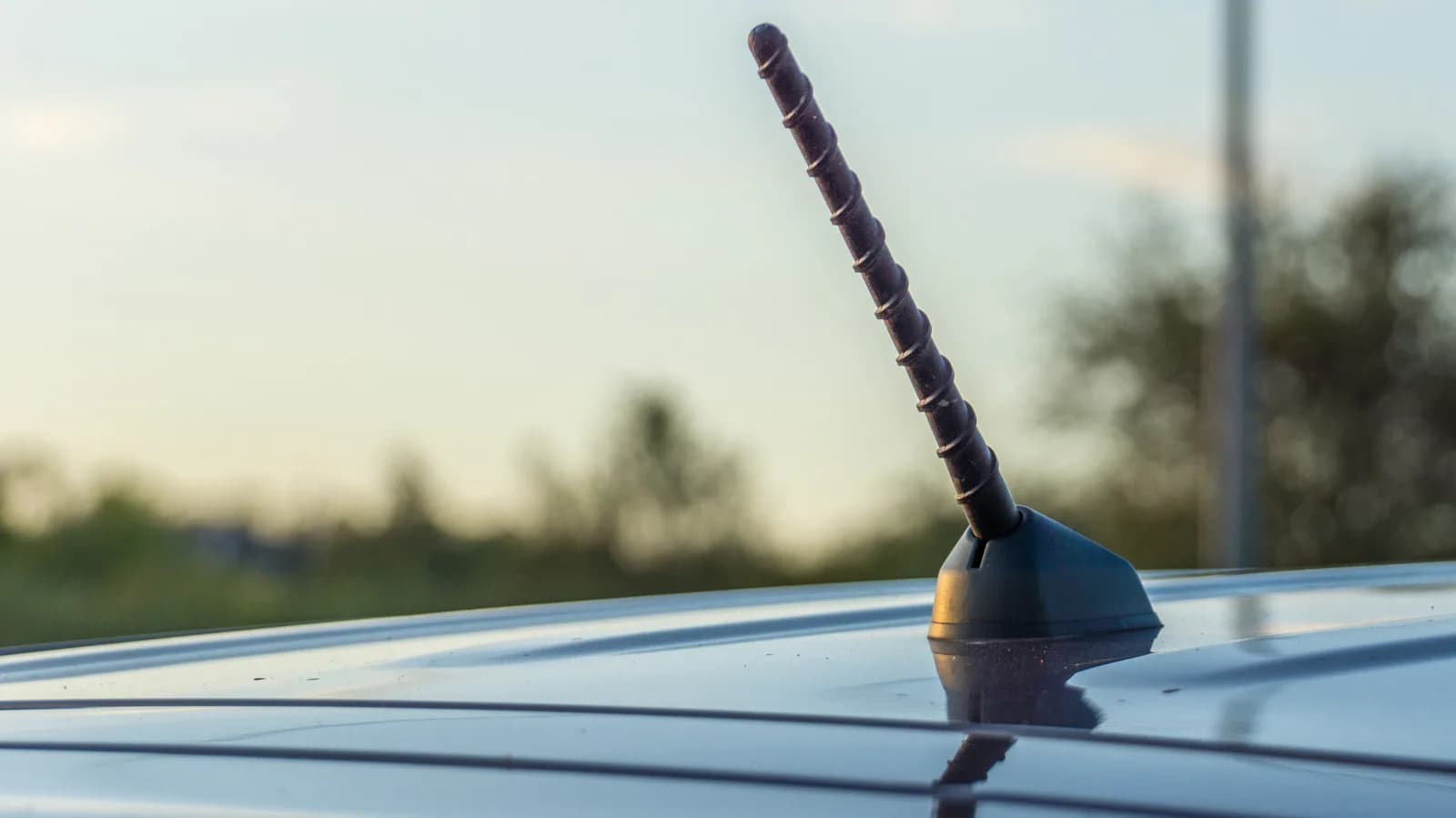 Wozu dienen die geriffelten Spiralen an einigen Kfz-Antennen?