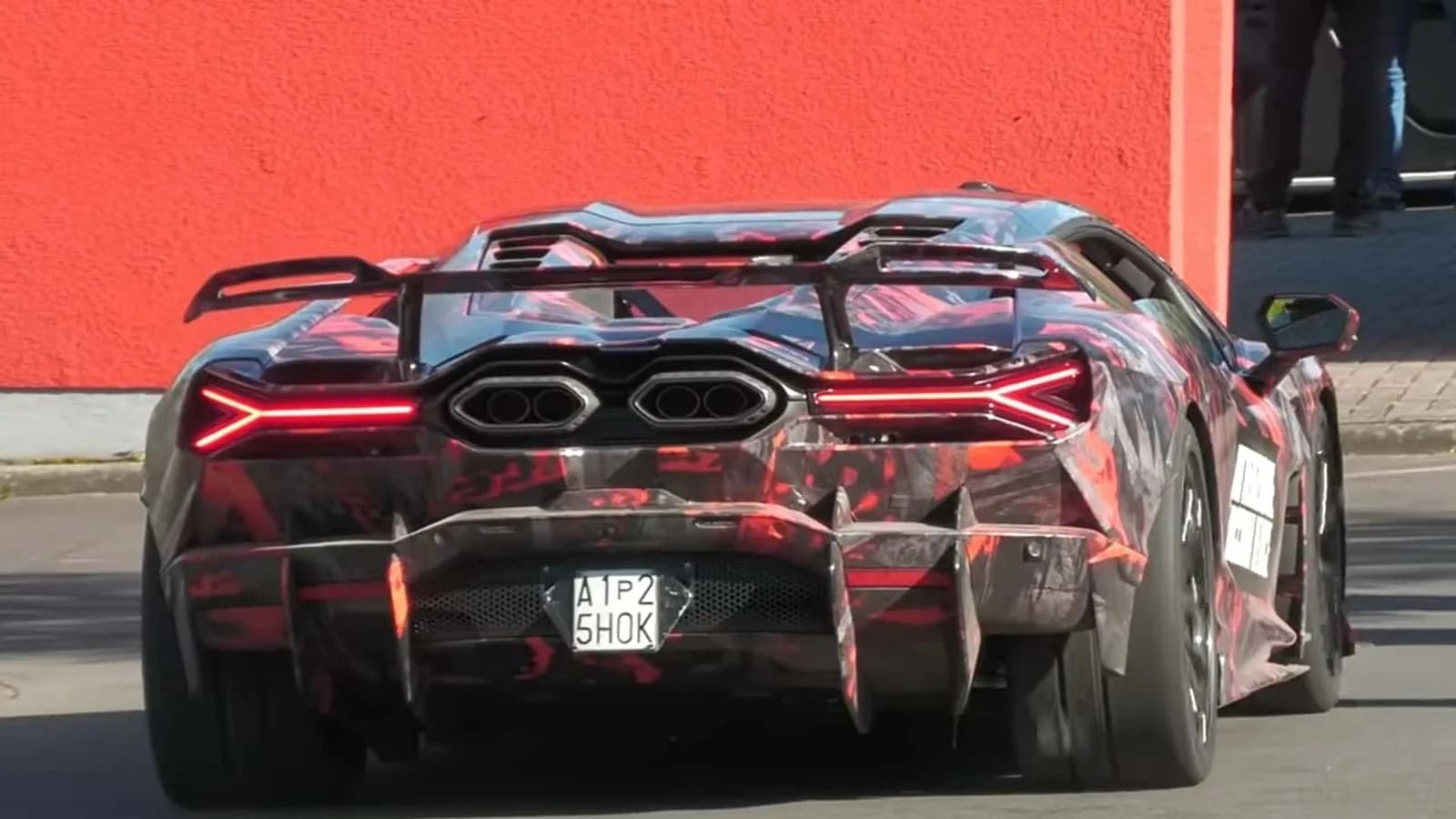 Der Lamborghini Revuelto mit Heckflügel auf der Nürburgring-Probefahrt