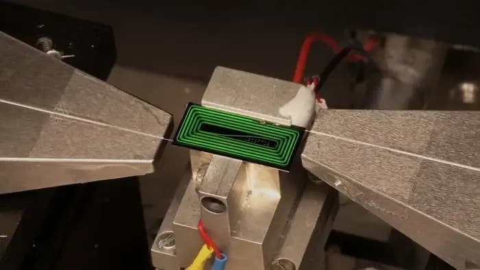 Schweizer Forscher verkleinern Labor-Laser auf einen einzigen Chip