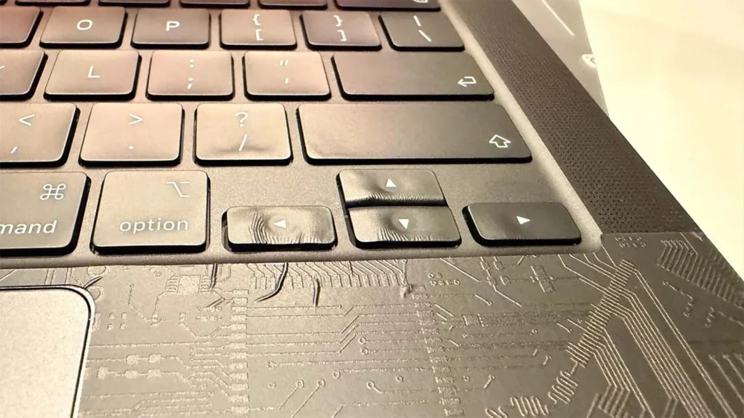 MacBook Pro-Tastatur schmilzt bei Aufkleber-Applikation: Besitzer lernt auf harte Weise, dass nicht alle Bauteile panzerfest sind