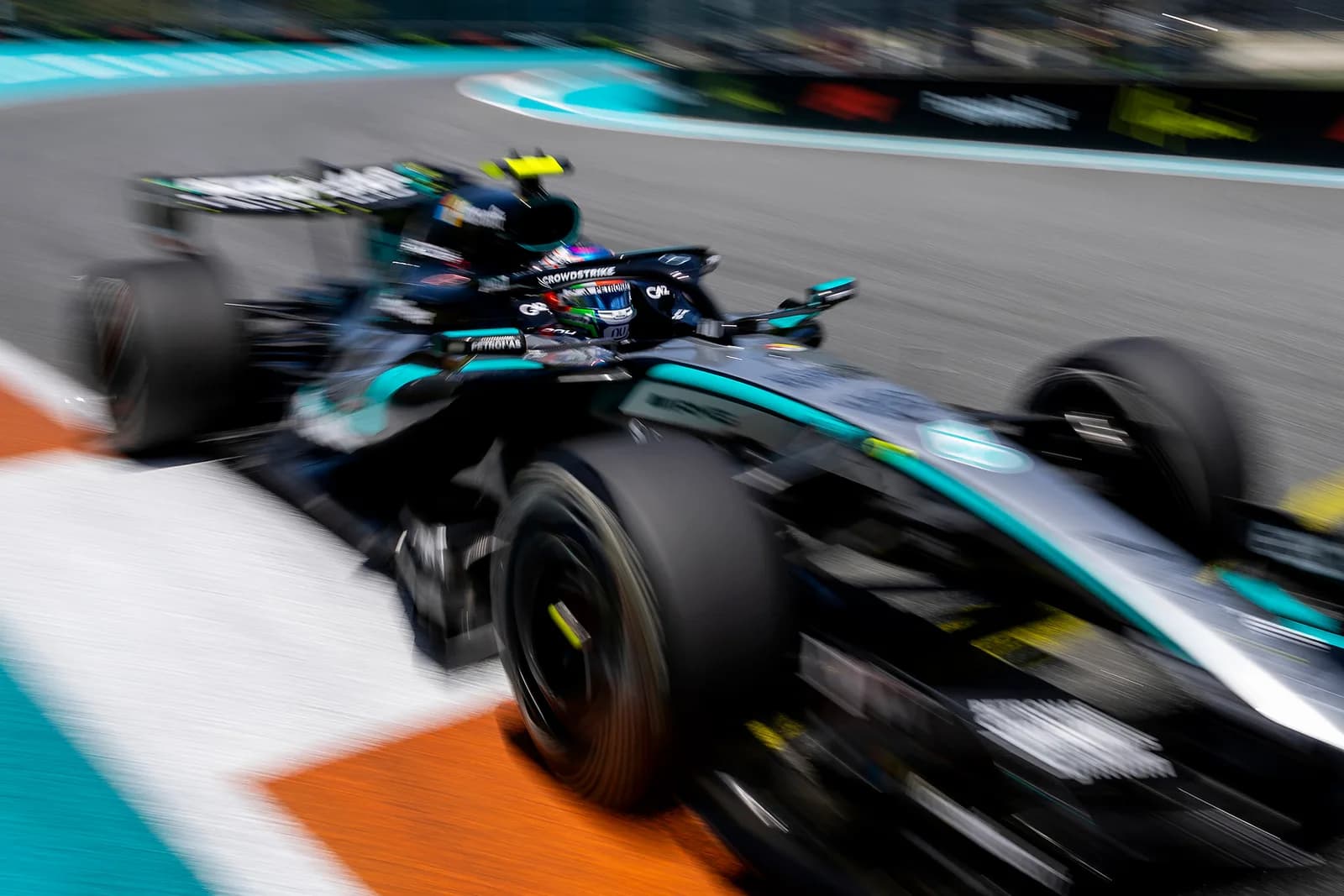 Kimi Antonelli räumt teure Fehler im Miami Sprint ein, nachdem eine Strafverwarnung wegen der Streckenbegrenzung sein Rennen ruiniert hat