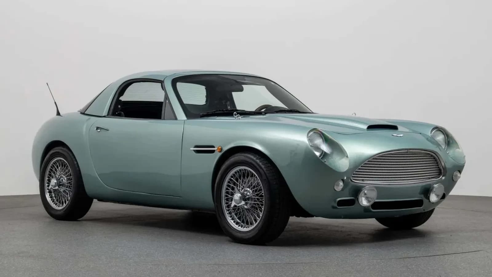 Dieser klassische Aston Martin ist eigentlich ein Miata
