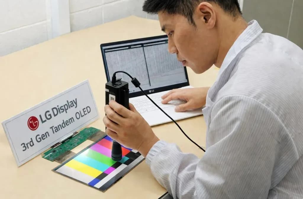 LG präsentiert humanoiden Roboter mit gekrümmtem OLED-Display-Kopf
