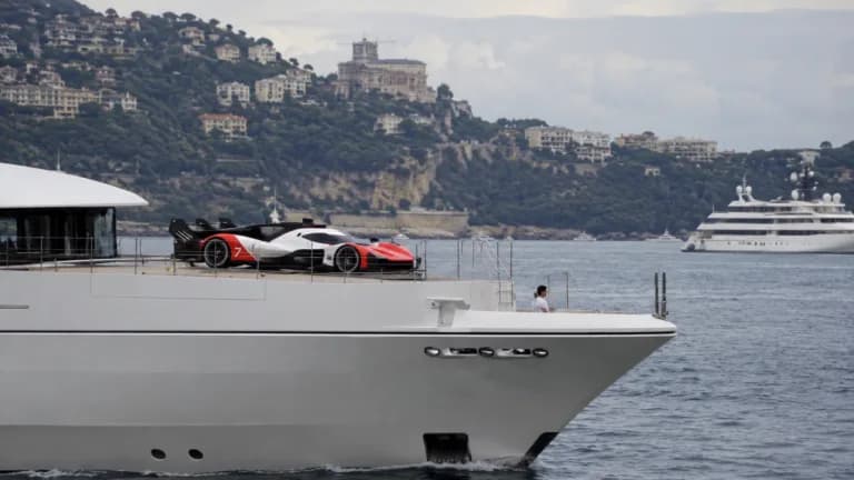 Preiskröner McLaren MCL-HY-Hypercar landet auf 73-Meter-Jacht in Monaco