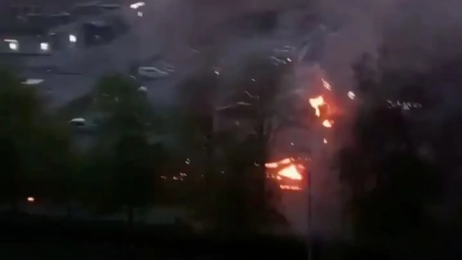 Ukraine greift Russland mit 500 Drohnen an: Zahlreiche Feuer und Tote gemeldet