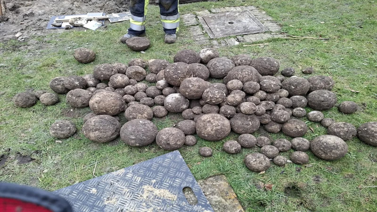 Außergewöhnlicher Fund: 500 mittelalterliche Kanonenkugeln in Belgien entdeckt