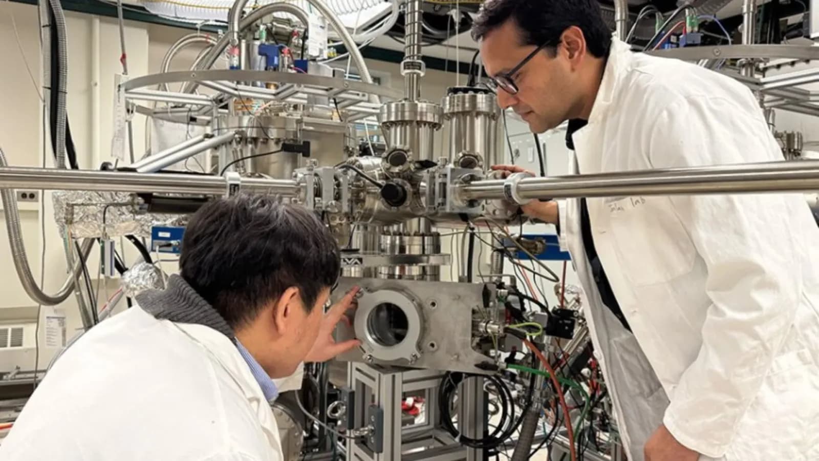 Atomare Polarisation ermöglicht neue Steuerungsmöglichkeiten des elektronischen Verhaltens von Metallen