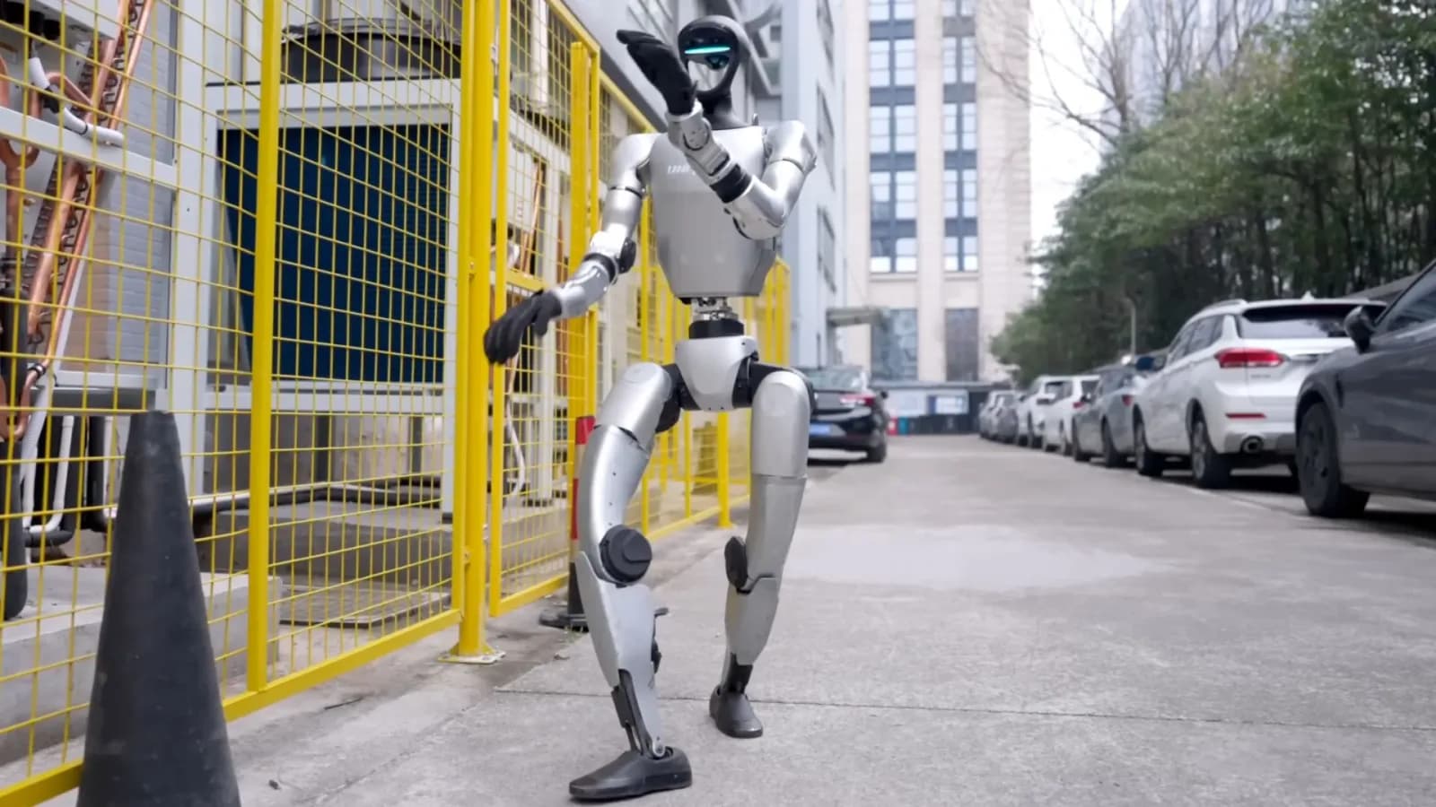Humanoidrobot beginnt am japanischen Flughafen, um die Arbeitskrise zu bewältigen