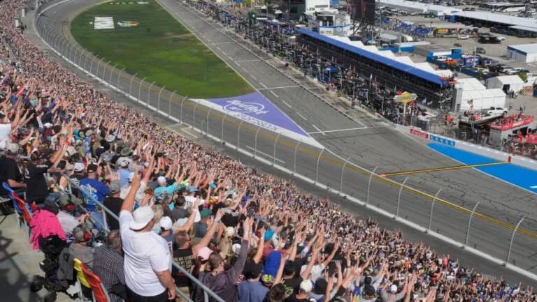 NASCAR-Fans können ein echtes Cup-Serie-Rennauto gewinnen