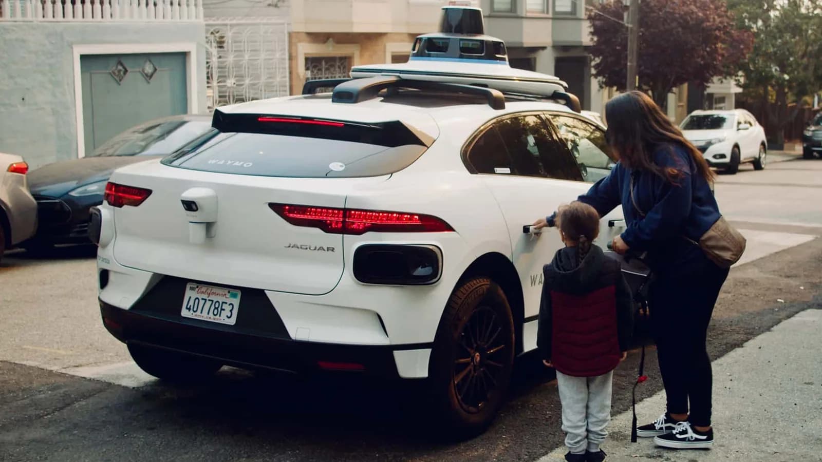 Waymo ruft Tausende Robotaxis zurück, nachdem eines bei einer Überschwemmung weggespült wurde