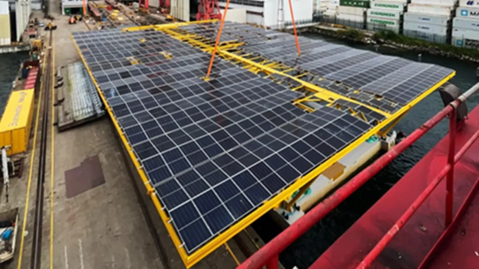 Spaniens neue schwimmende Solaranlage geht nach erfolgreichem Wasserstart zur See