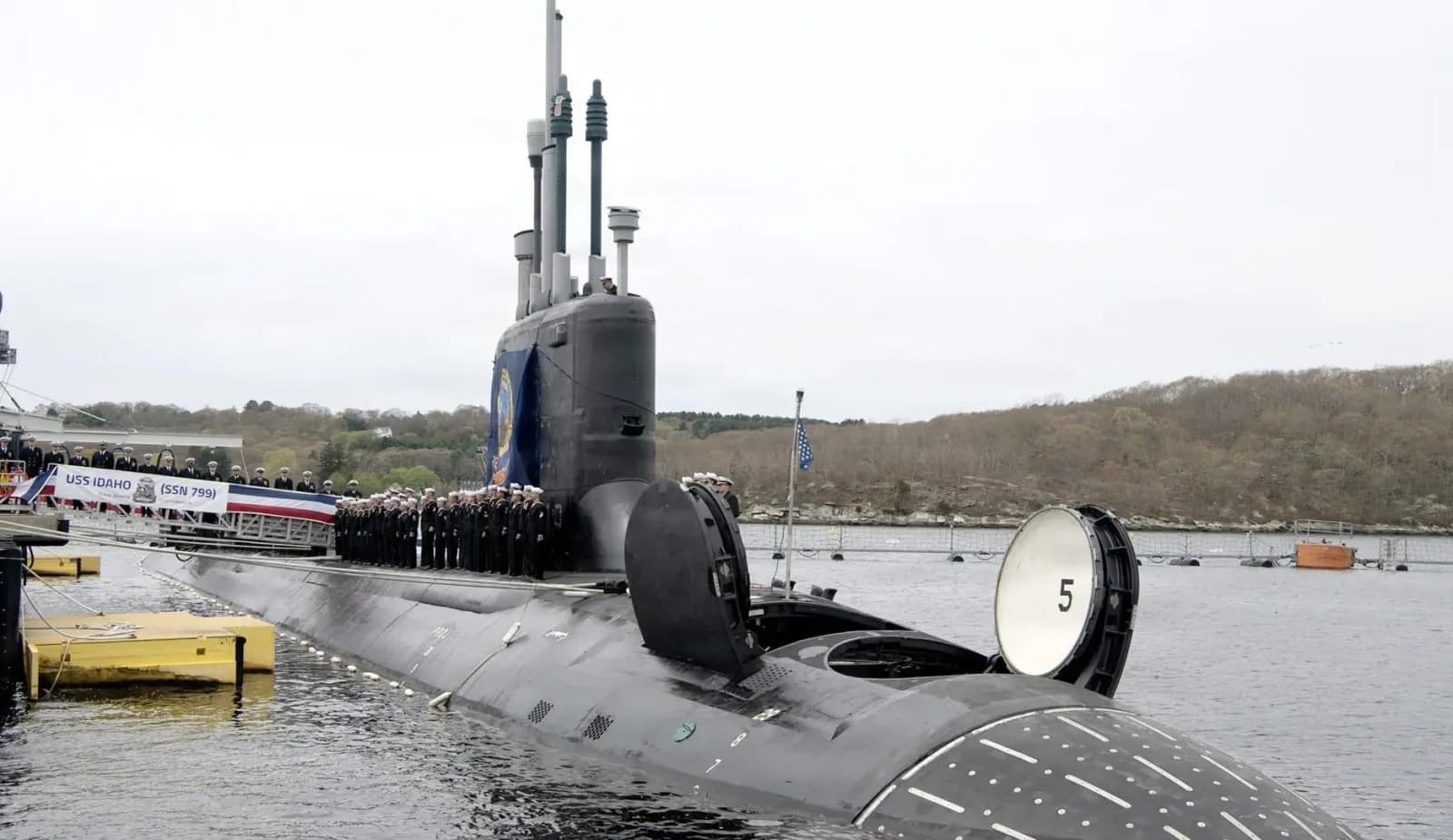 Massiver, 7.800 Tonnen schwerer, nuklear angetriebener Angriffs-U-Boot sticht in die US-Flotte ein