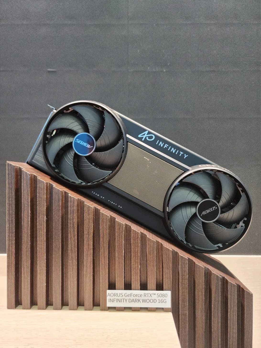 AORUS bringt Infinity-GPU-Design auf RTX 5080 und 5070: Jetzt auch in Weiß und dunklem Holz.