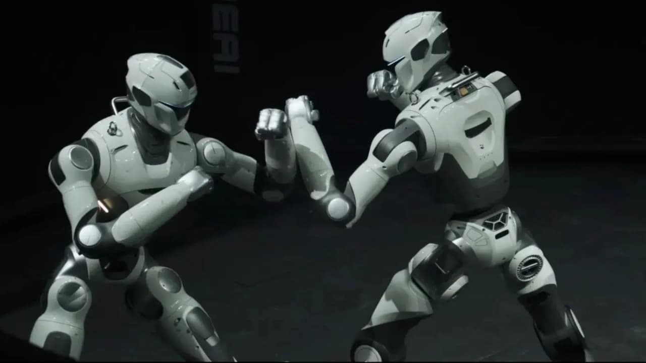 Kopfverletzung erlittener humanoider Roboter weigert sich, den Kampf zu beenden: In der Robotik-Arena werden die Grenzen ausgetestet.