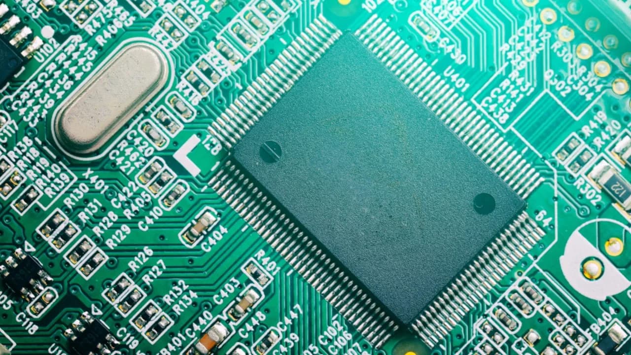 KI-Infrastruktur stößt an Kupfergrenzen: Optische Superknoten entwickeln sich