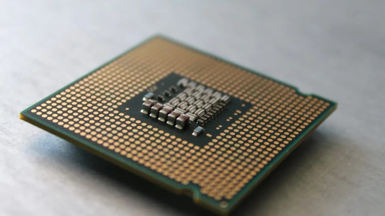 Intel Core Ultra 7 270K Plus und AMD Ryzen 7 7700 ×3D im Vergleich: Kampf im oberen Mittelklasse-Segment
