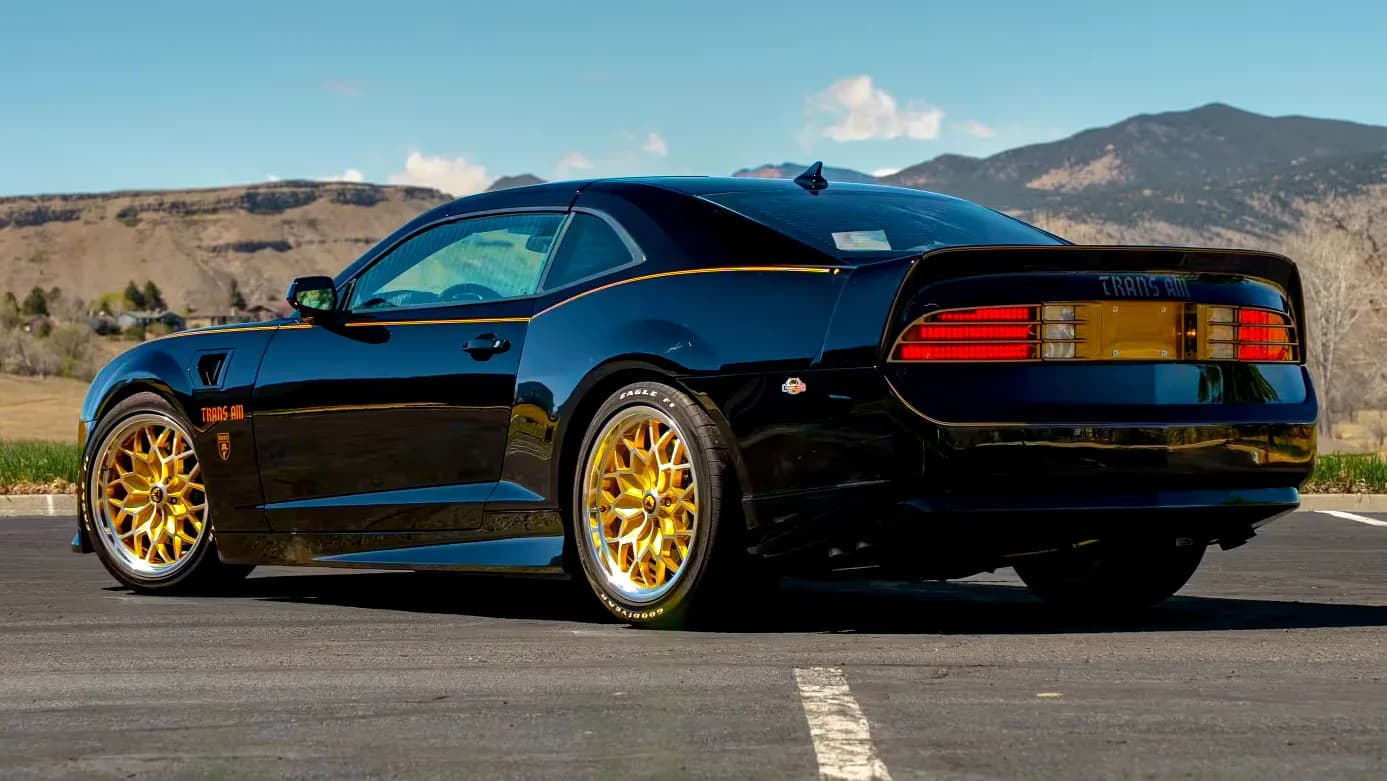 Der Pontiac, den Chevy nie gebaut hat, mit Burt Reynolds' Unterschrift | Carscoops