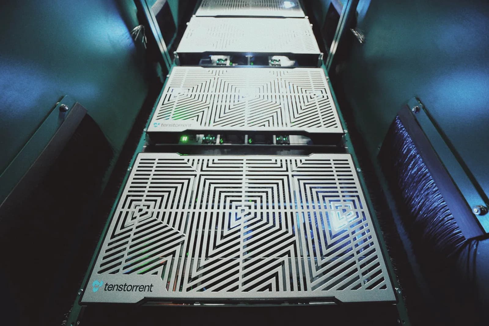 Tenstorrent droht, mit dem Galaxy Blackhole, das 350 Tokens/s auf DeepSeek R1 erreicht, NVIDIAs GB300 AI TCO zu unterbieten