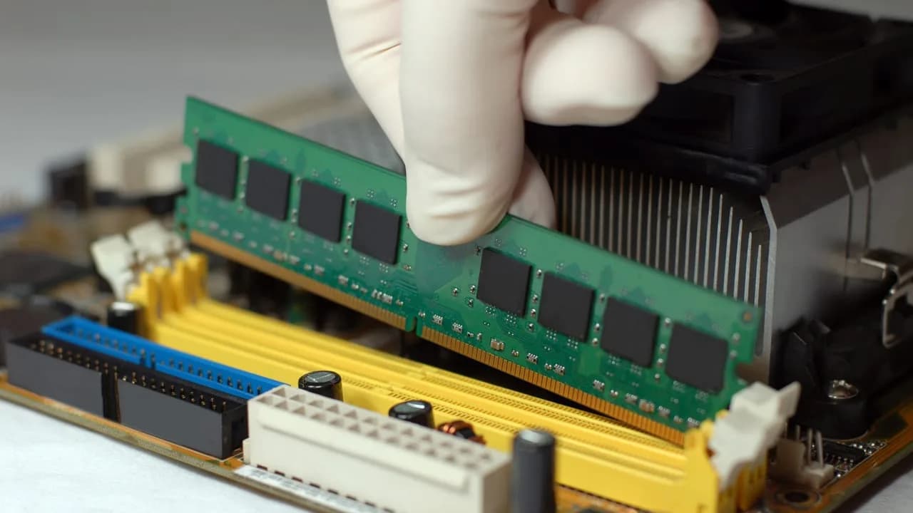 Tech-Entwickler werfen RAM-Herstellern vor, die Speicherpreise künstlich zu treiben