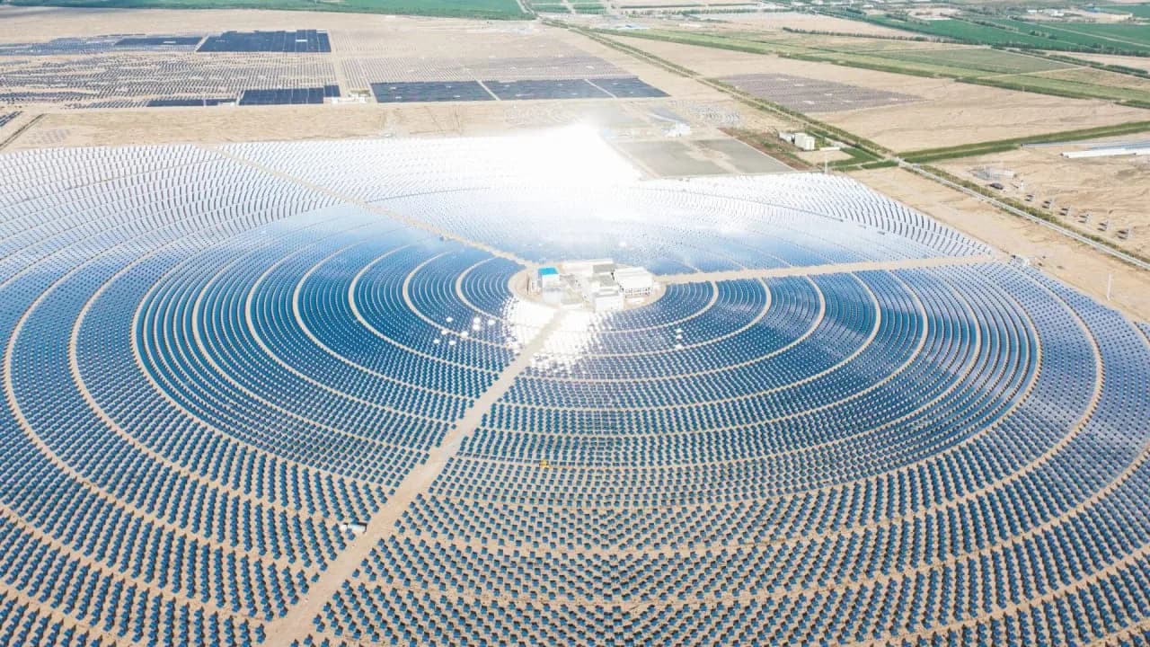 Neue ra in der Solarenergie: Groes Hybridkraftwerk liefert Strom rund um die Uhr