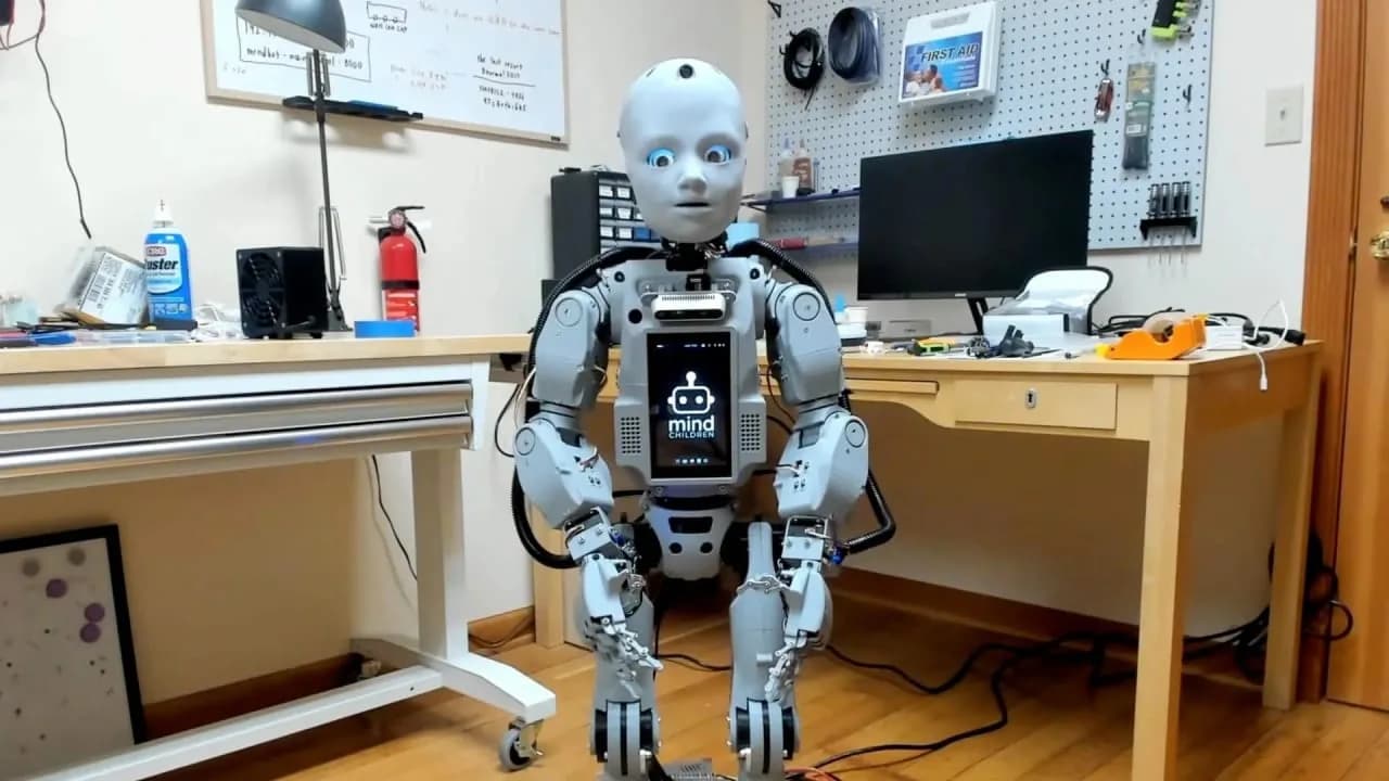 Codey, der kinderfreundliche humanoide Roboter, ermöglicht durch künstliche Intelligenz autonome Interaktion.