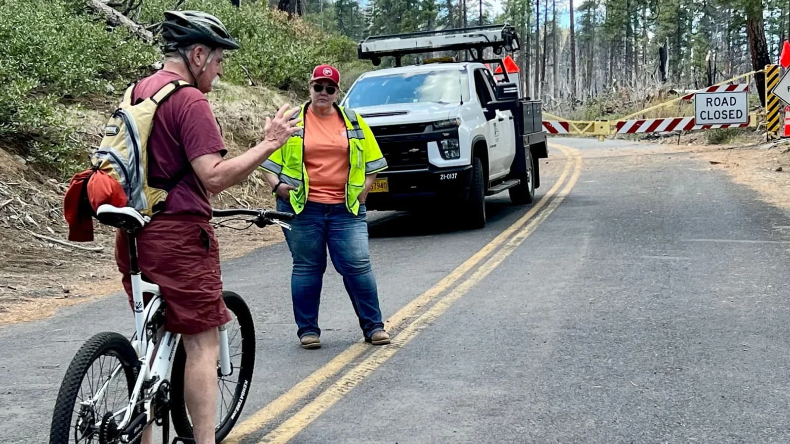 Oregoner Behörden verärgert über Radfahrer, die gesperrte Autobahn nutzen und in Ketten sägen fahren